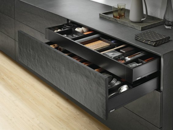 Внутренний ящик LEGRABOX pure TIP-ON BLUMOTION (высота M 90,5, глубина 400 мм, до 40 кг), терра-черный